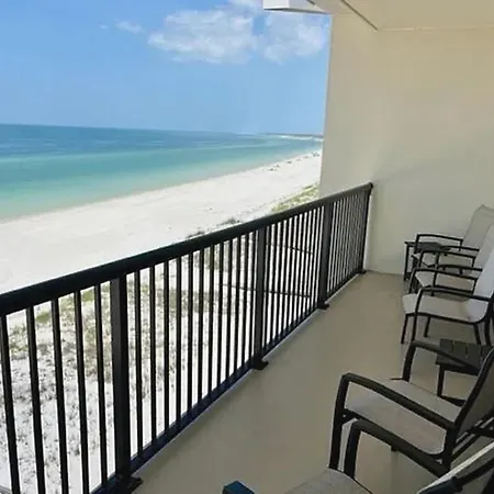 Penthouse Corner Condo With Rooftop Pool